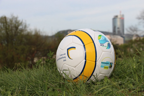 Faire Fußbälle: neues Projekt zur Fußball-WM in Jena gestartet