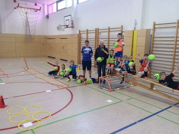 Kinder- und Jugendfußballstiftung Jena übergibt Materialien an den FC Thüringen für die Fußball AG der Heinrich Heine Schule 