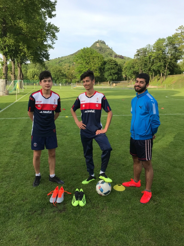 Übergabe von Fußballschuhen für B-Juniorenspieler des FC Thüringen