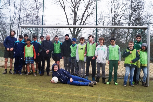 Übergabe der Materialien an die Fußball AG der UniverSaale