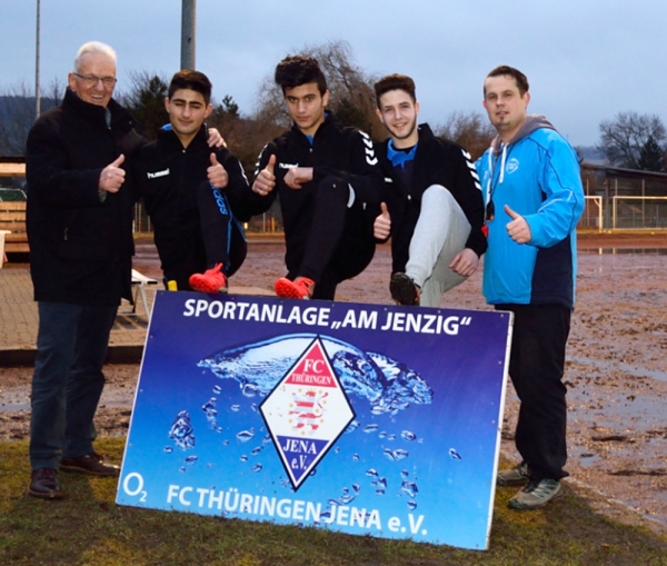 Bashar, Mohamed und Youssef C1 Junioren FC Thüringen erhalten Trainingsanzüge und Fußballschuhe